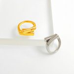 Simple geometric ring