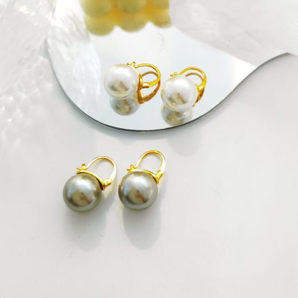 Retro style pearl earrings