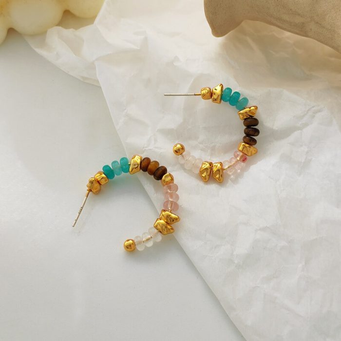 Retro contrasting beaded C-shaped earrings